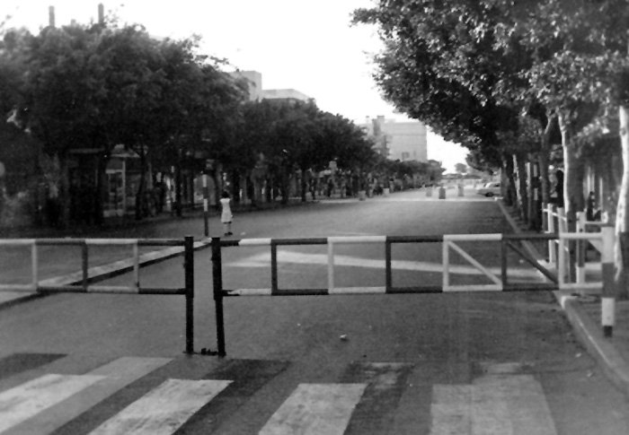 המחסום ברחוב הרצל לפני הקמת המדרחוב